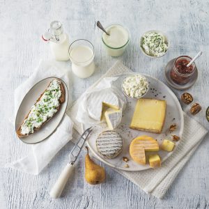 Das Bild zeigt eine kalte Platte mit Brot, Käse und Aufstrichen.